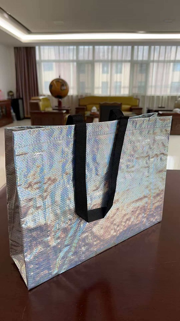 RGS PACKAGINGの新しいレーザーフィルム織りトートバッグ