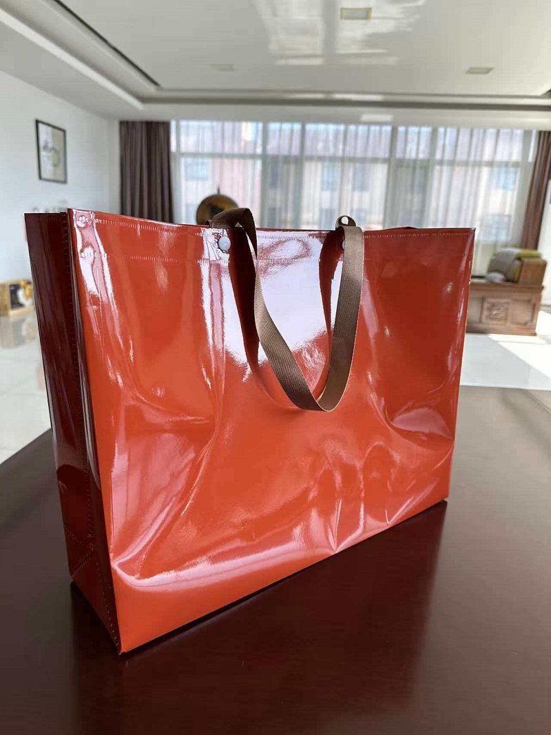 RGS PACKAGING の新しい光沢 PP および PP ラミネート ギフト トート バッグが発売になりました